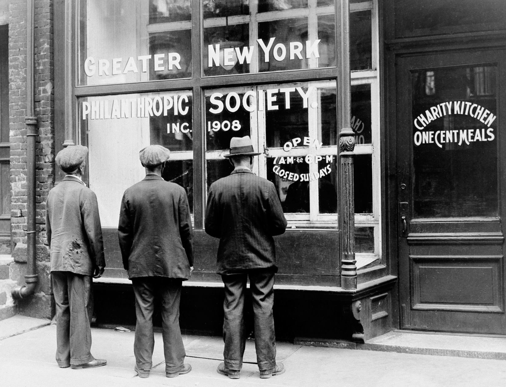 1932: Great Depression Food Distribution